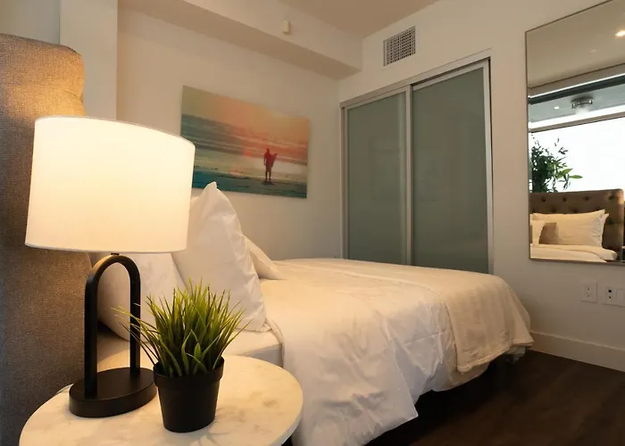 Stylish Condo By The Beach