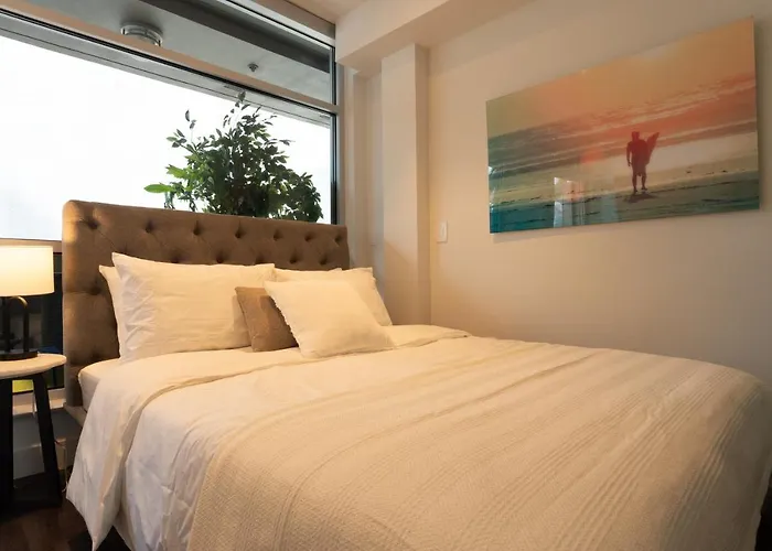 Stylish Condo By The Beach